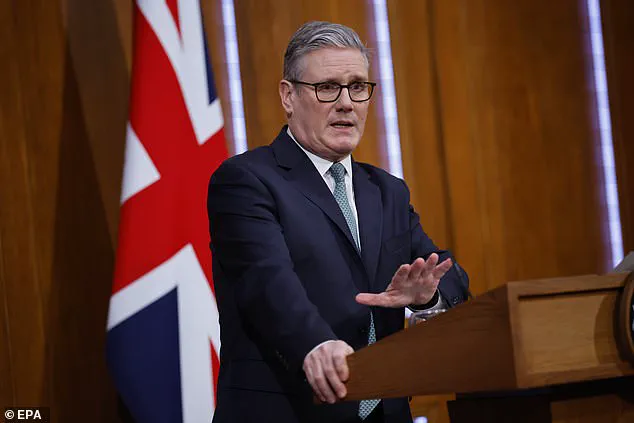 Trump Accuses Starmer of 'Giving Away' Diego Garcia to Mauritius, Claims China and Russia Are Noticing Britain's Weakness in Chagos Islands, Justifies Demand for Greenland