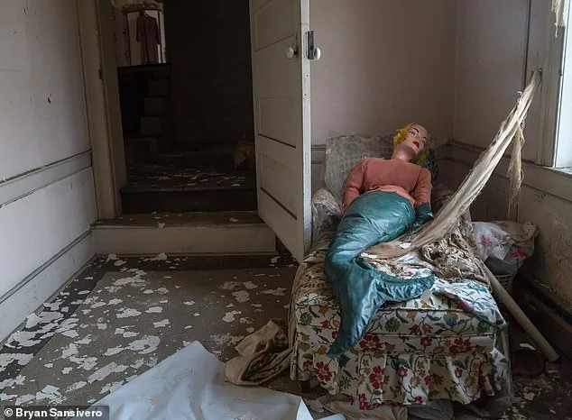 Time's Silent Testimony: Bryan Sansivero Captures America's Abandoned Homes Through Decades of Photography